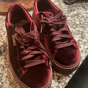 Plum crush velvet pumas